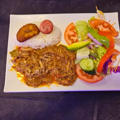 Ropa vieja cubana en La Esquinita del Medio