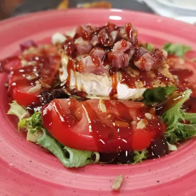 Ensalada con queso de cabra en Bar Imperial