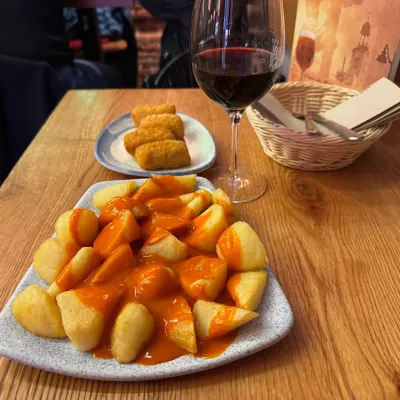 Patatas bravas en Las Bravas