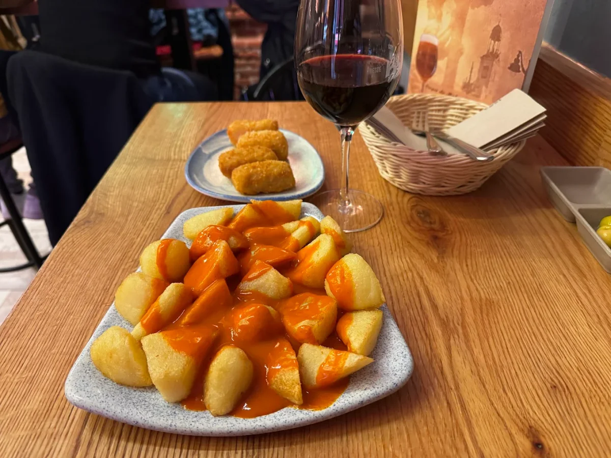 Patatas bravas en Las Bravas