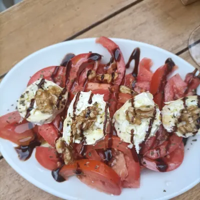 Ensalada con queso de cabra en Txomin Taberna