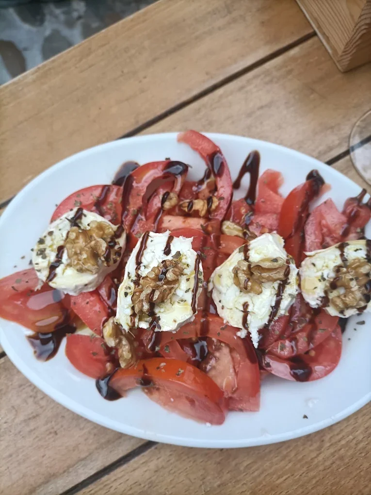 Ensalada con queso de cabra en Txomin Taberna