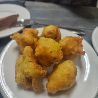 Buñuelos de bacalao en La Cova Fumada