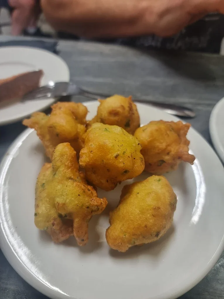 Buñuelos de bacalao en La Cova Fumada