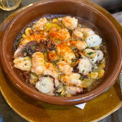 Pulpo al ajillo en Taberna Gallega O'Candil Pulpería