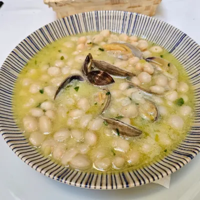 Pochas con almejas en Pinin Etxea