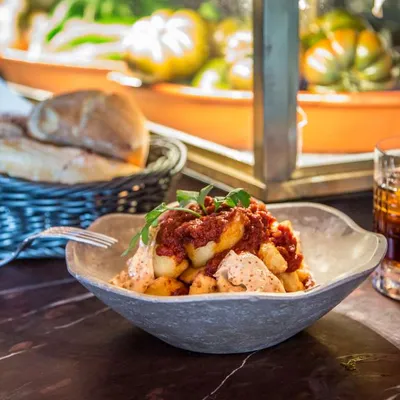 Patatas bravas en Café Comercial
