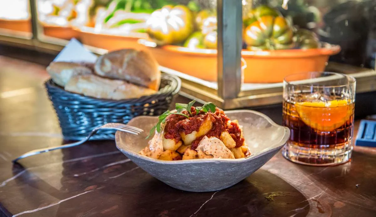 Patatas bravas en Café Comercial