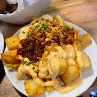 Patatas bravas en Bar España