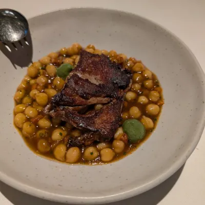 Garbanzas compuestas en El Santo Restaurante