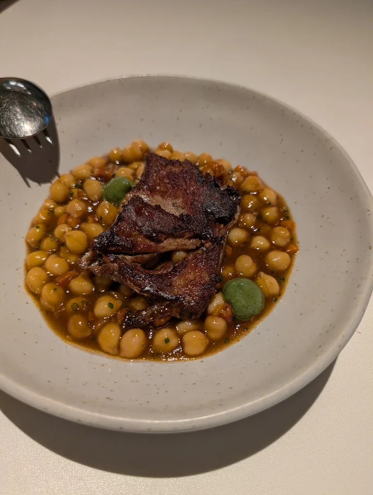 Garbanzas compuestas en El Santo Restaurante