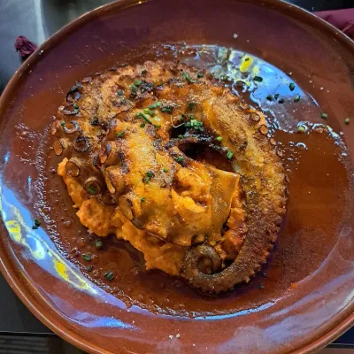 Pulpo a la brasa en Taberna Gallega O'Candil Pulpería