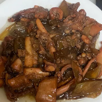 Calamar encebollado en La Cova Fumada