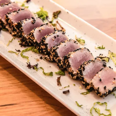 Tataki de atún en La Travesía del Puerto