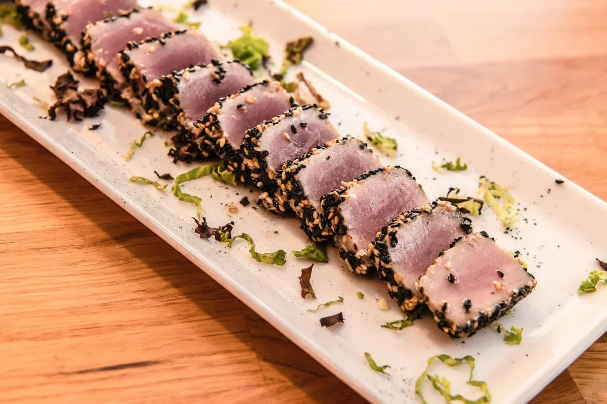 Tataki de atún en La Travesía del Puerto