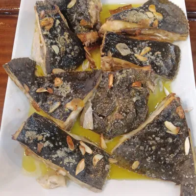Rodaballo pil-pil en Taberna Gallega O'Candil Pulpería