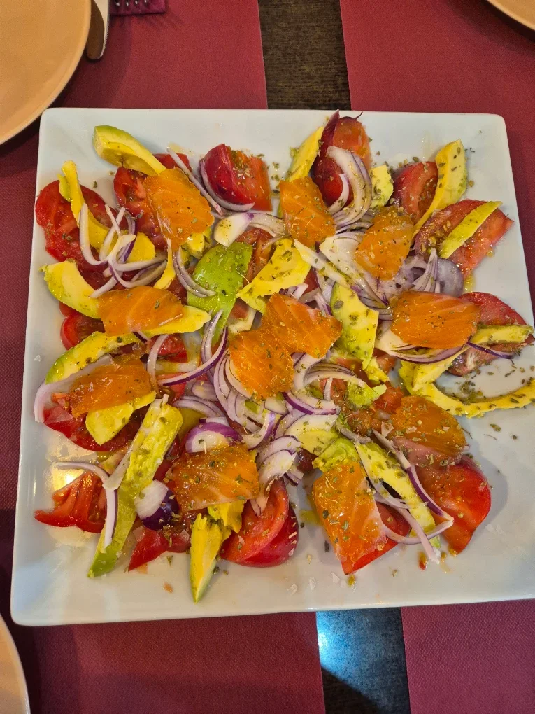 Ensalada de tomates en Taberna Gallega O'Candil Pulpería