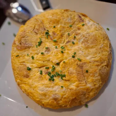 Tortilla de Betanzos en Taberna Gallega O'Candil Pulpería