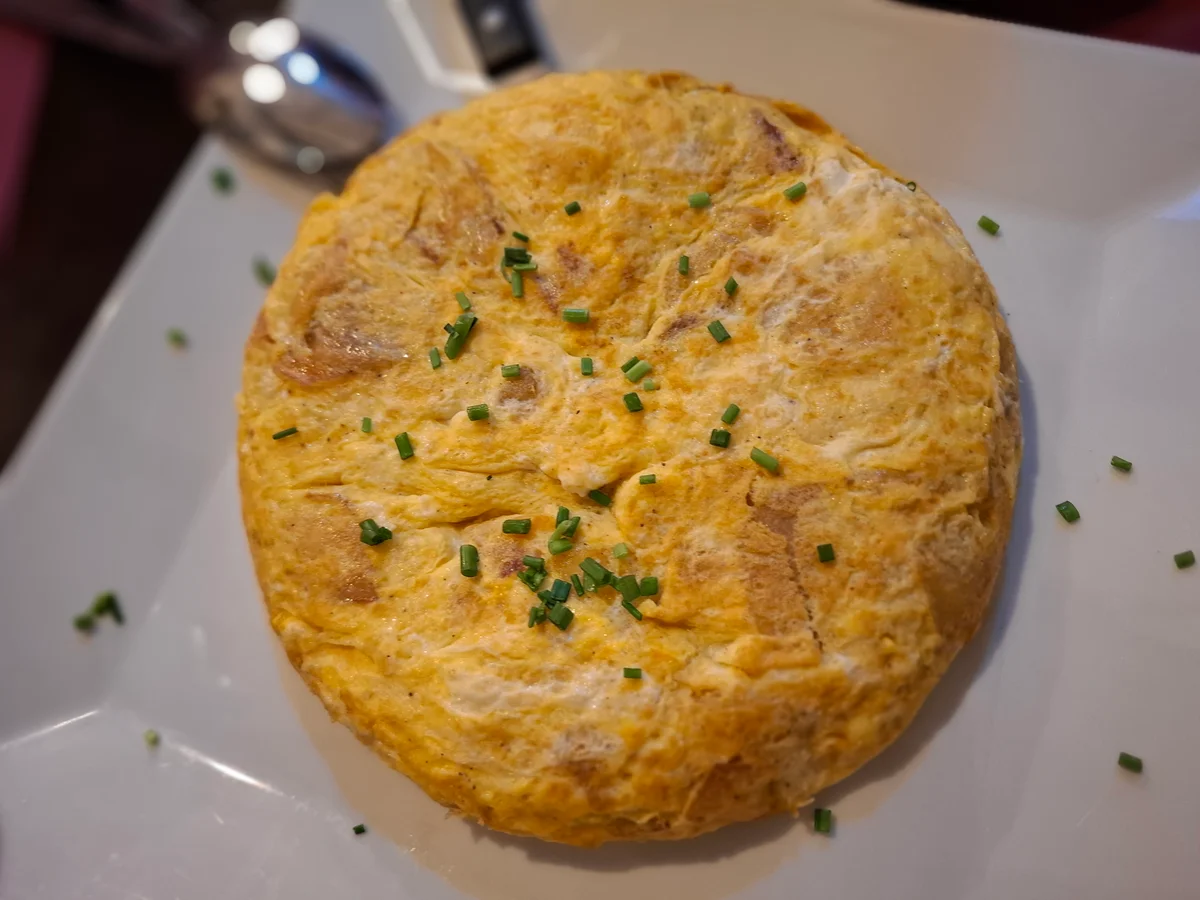 Tortilla de Betanzos en Taberna Gallega O'Candil Pulpería
