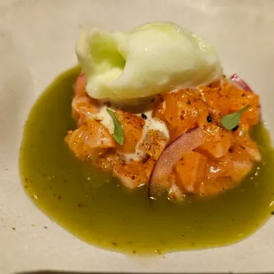 Aguachile de salmón en El Santo Restaurante