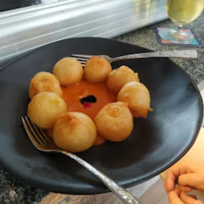 Patatas bravas en Taberna & Media