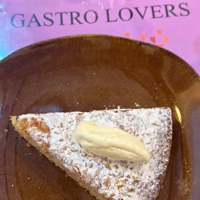 Tarta de Santiago en Taberna Gallega O'Candil Pulpería