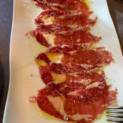 Carpaccio de buey en Bodega Katxiña