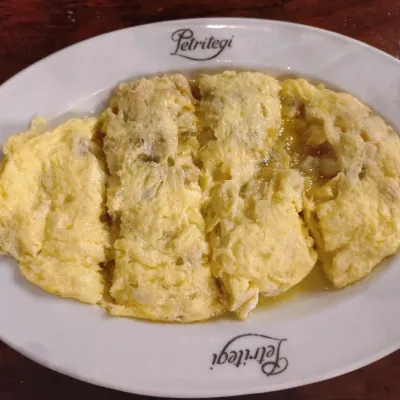 Tortilla de bacalao en Petritegi Sagardotegia-Bodega