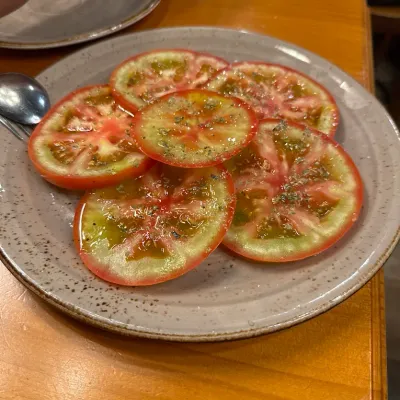 Tomates aliñados en La Travesía de Triana