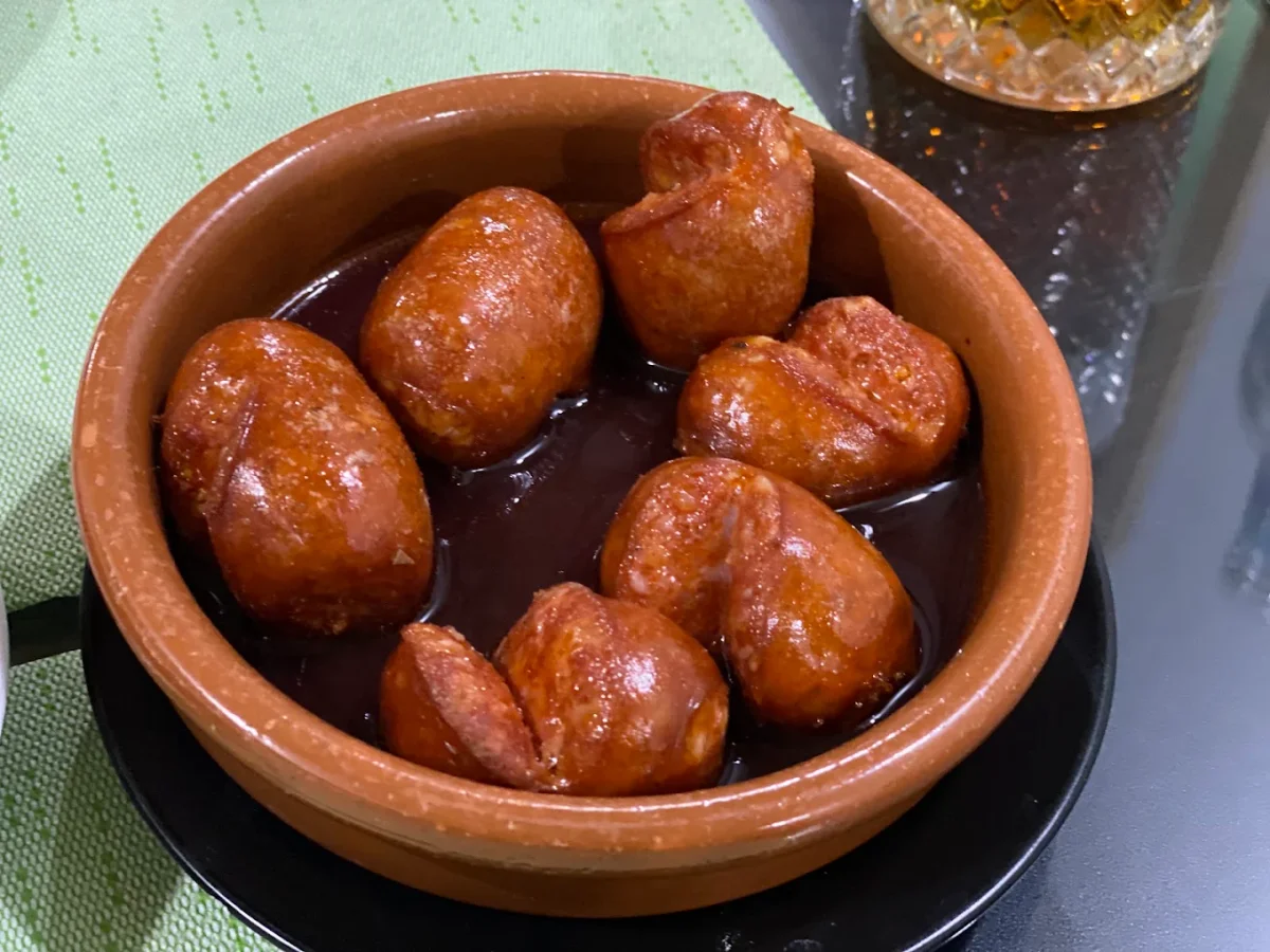 Chorizo al vino en Picoteo Café El Despacho
