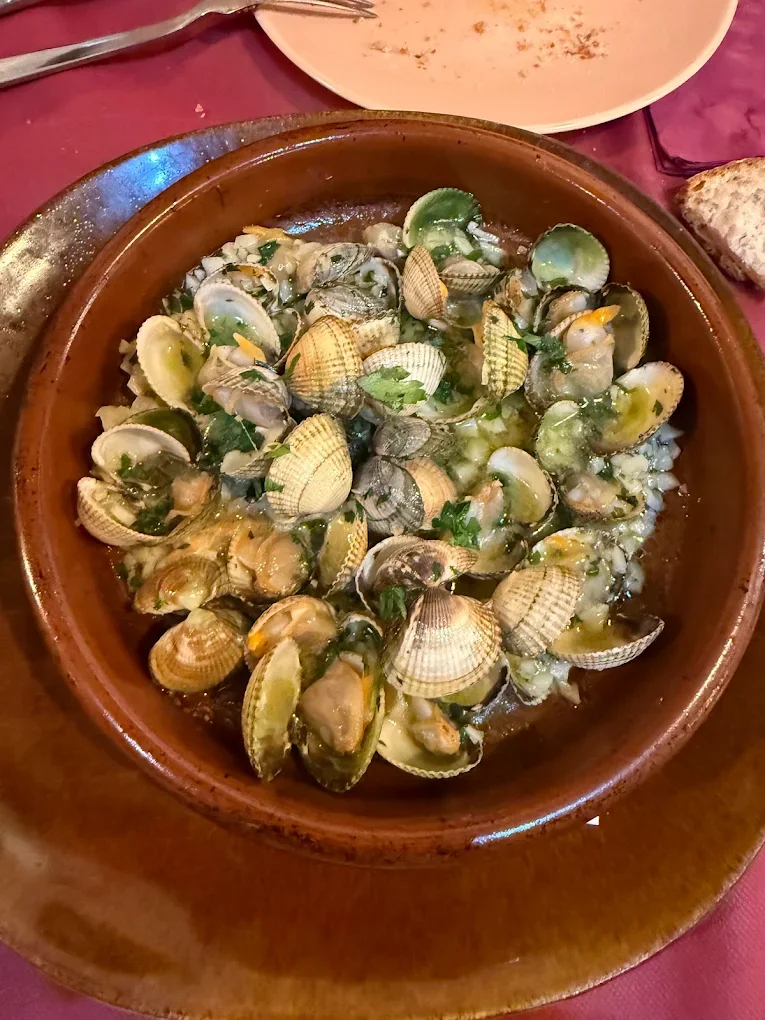 Berberechos al vapor en Taberna Gallega O'Candil Pulpería