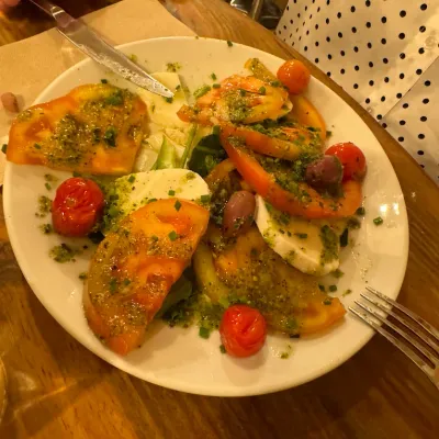 Ensalada de burrata en El Mirador de Can Cases