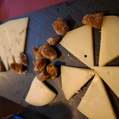 Tabla de quesos en Taberna Gallega O'Candil Pulpería