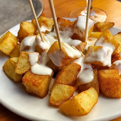 Patatas bravas en La Travesía de Triana