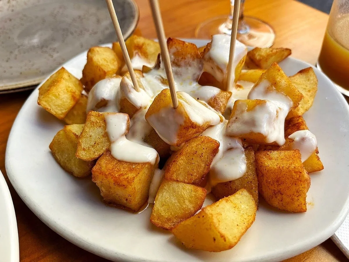 Patatas bravas en La Travesía de Triana